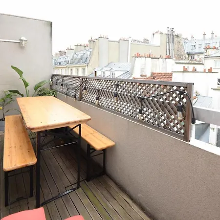 Flat With Balcony In The Republique District
